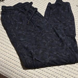 Women’s Athleta Farallon Jogger - blue and Black Camouflage Pants size, 10 tall